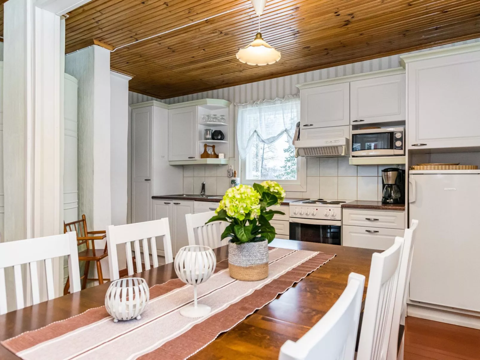 Wanha karminranta-Inside