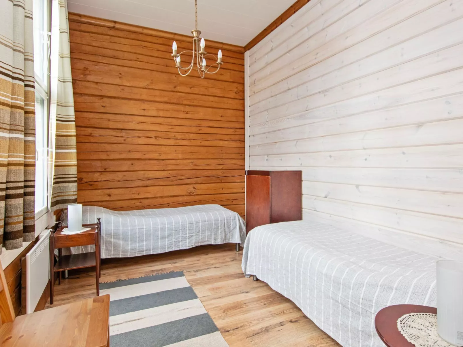 Kaislajärven huvila-Drinnen