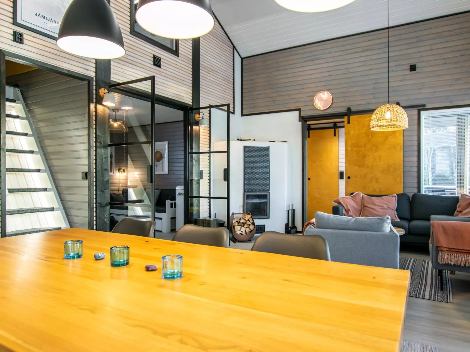 Aurinkopaikka-Dedans