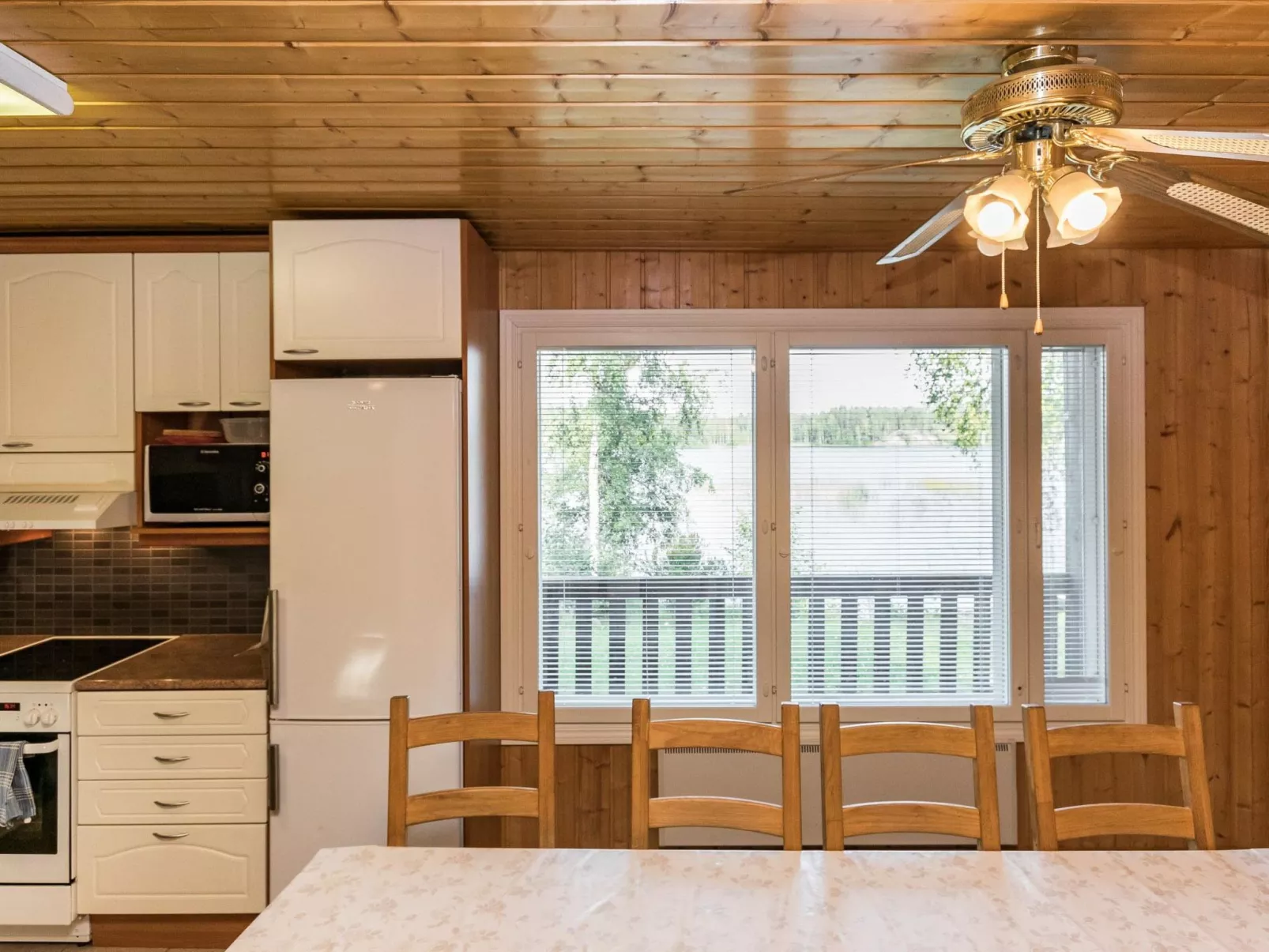 Aurinkopaikka-Dedans