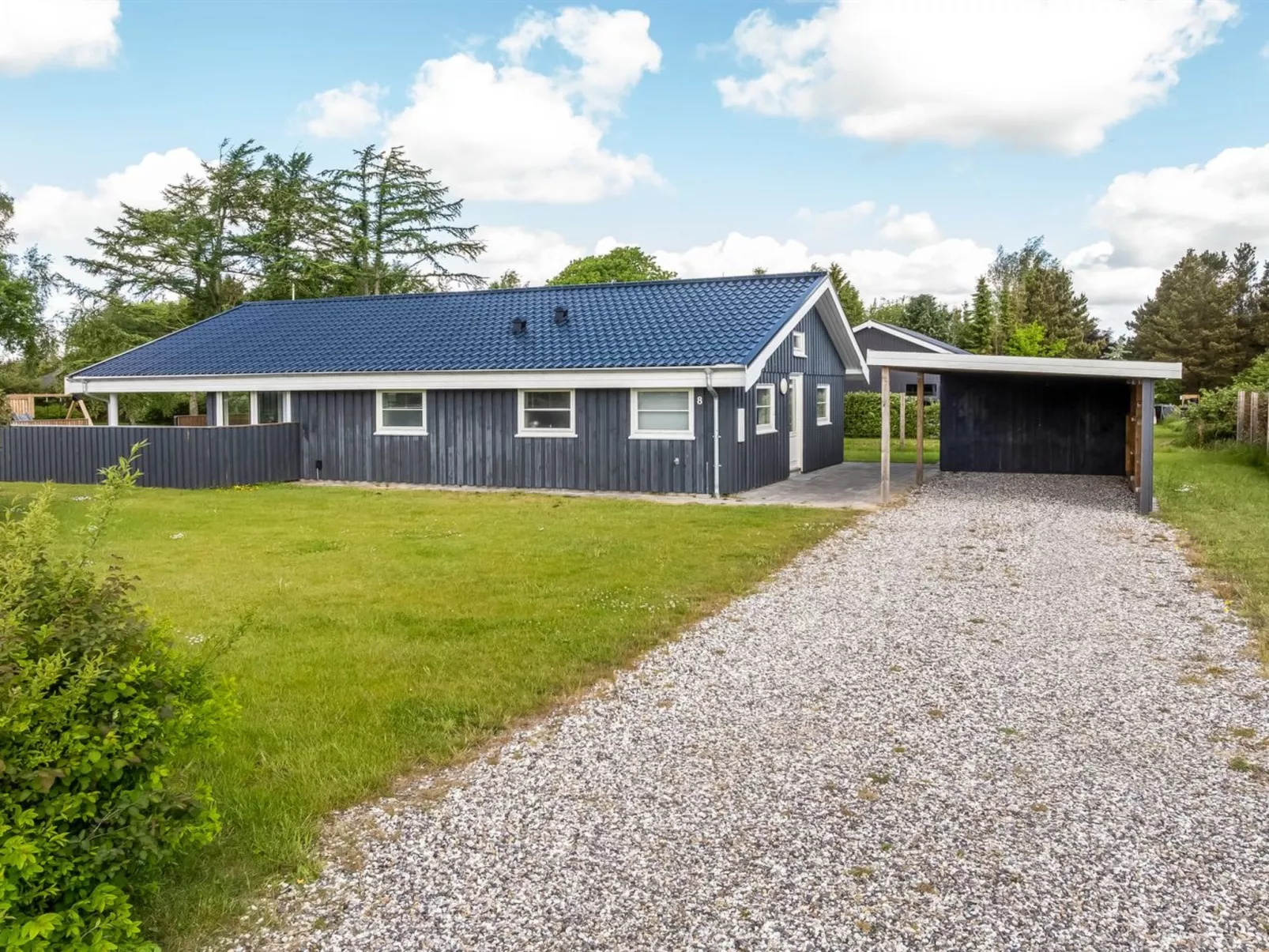 "Ebertine" - 740m to the fjord-Outside