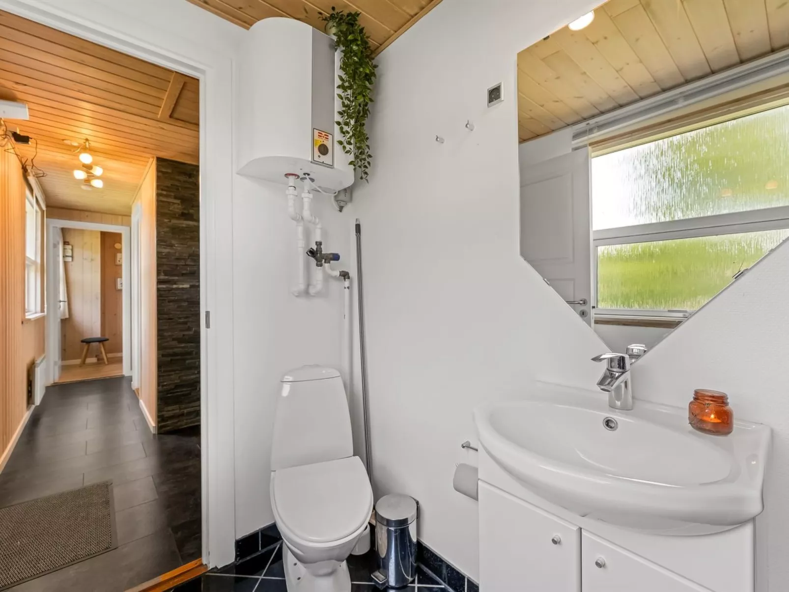 "Mina" - 600m to the fjord-Drinnen