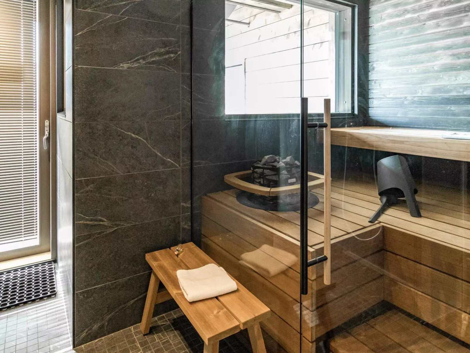 Uniikki 75, c402-Drinnen