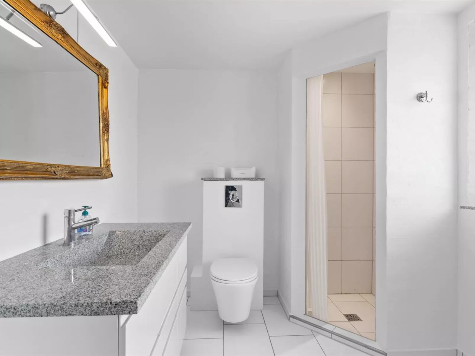 "Ung" - 460m from the sea-Inside