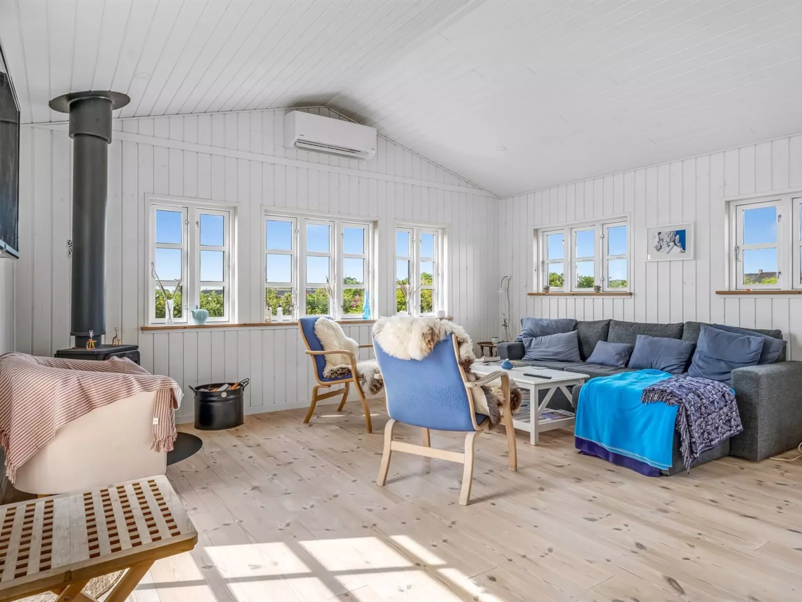 "Thine" - 250m from the sea-Dedans