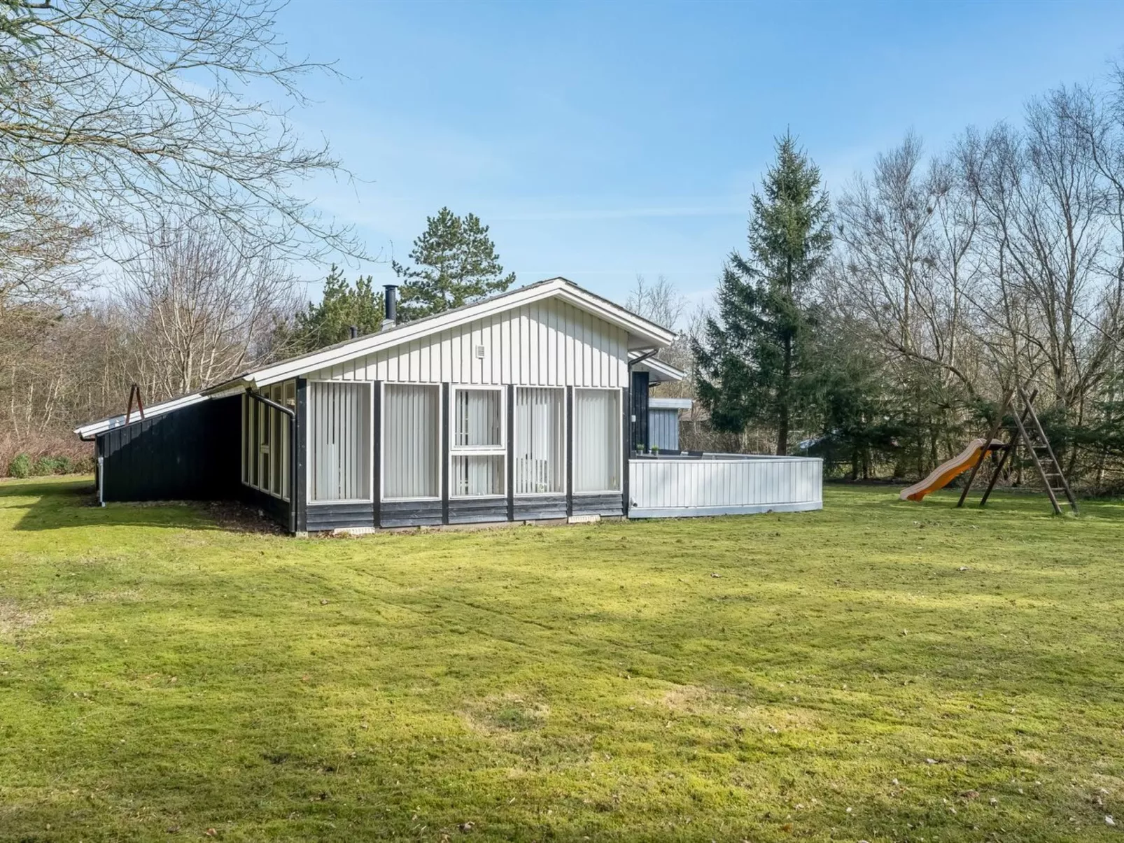 "Iris" - 200m to the fjord-Outside