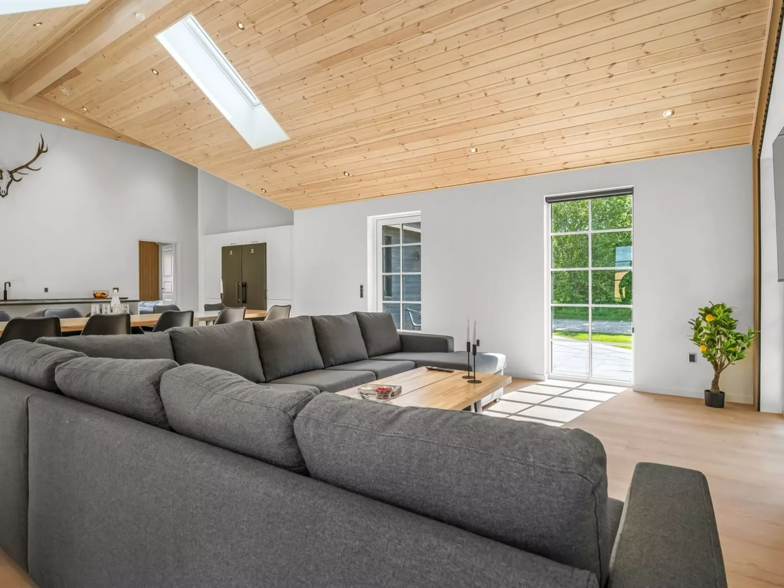 "Osa" -  from the sea-Drinnen