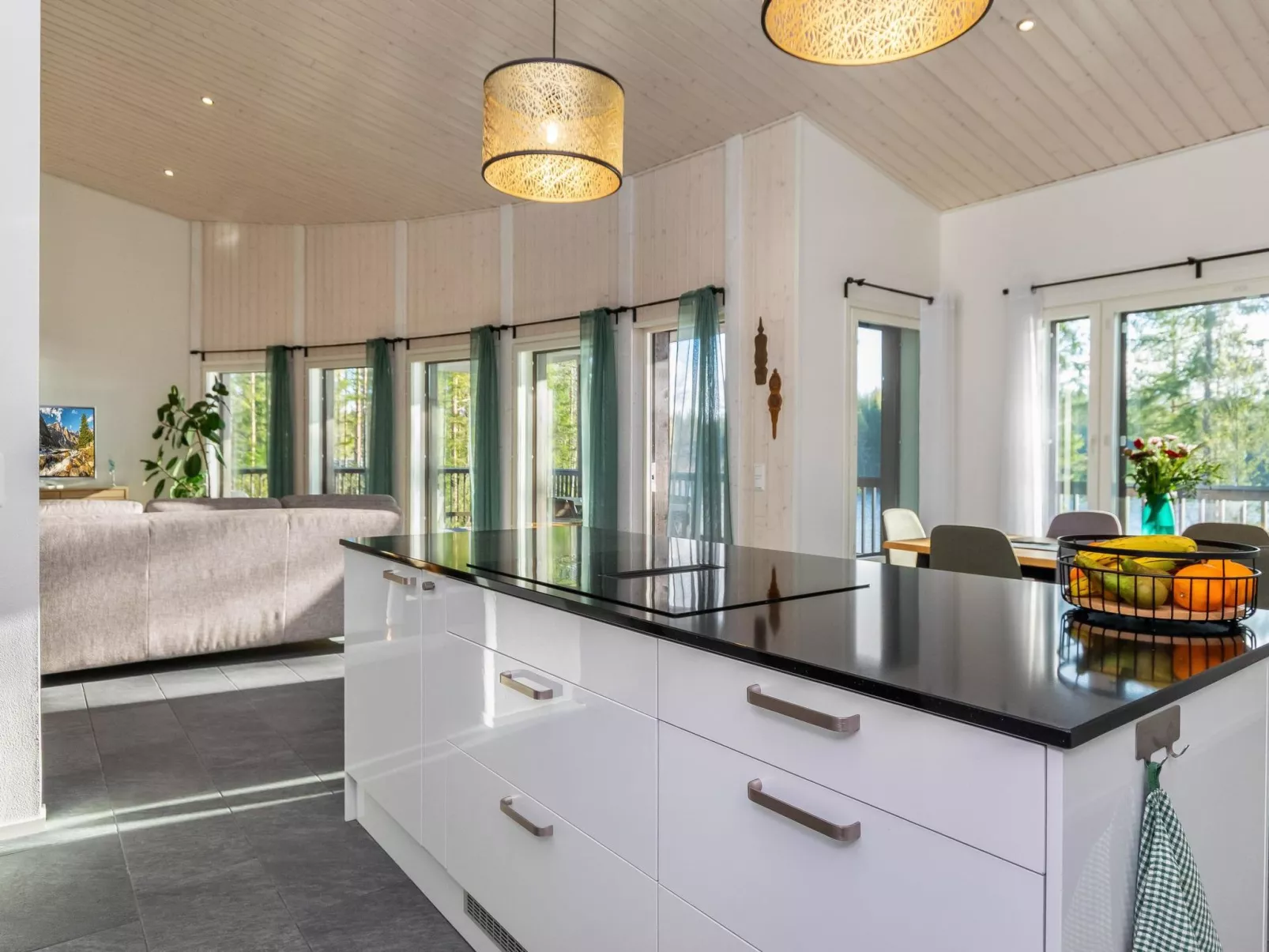 Järven idylli-Inside