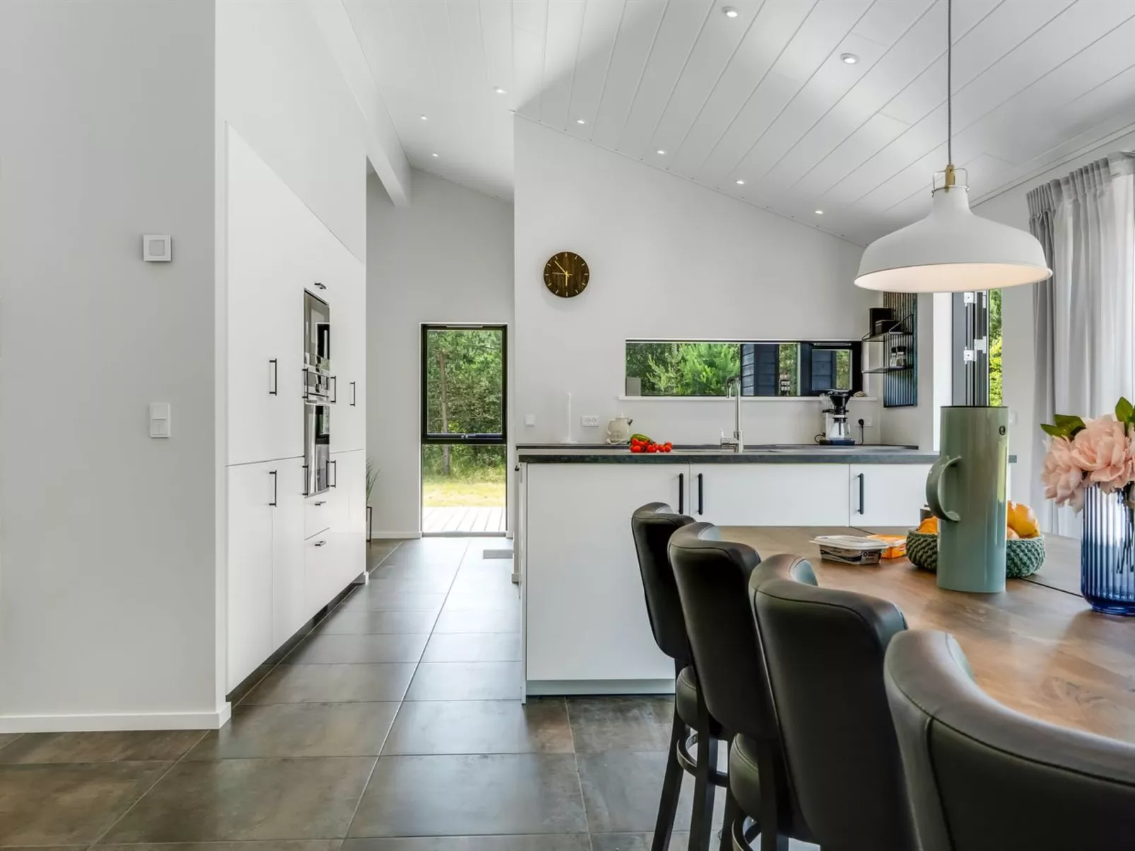 "Sighvat" - 300m from the sea-Drinnen