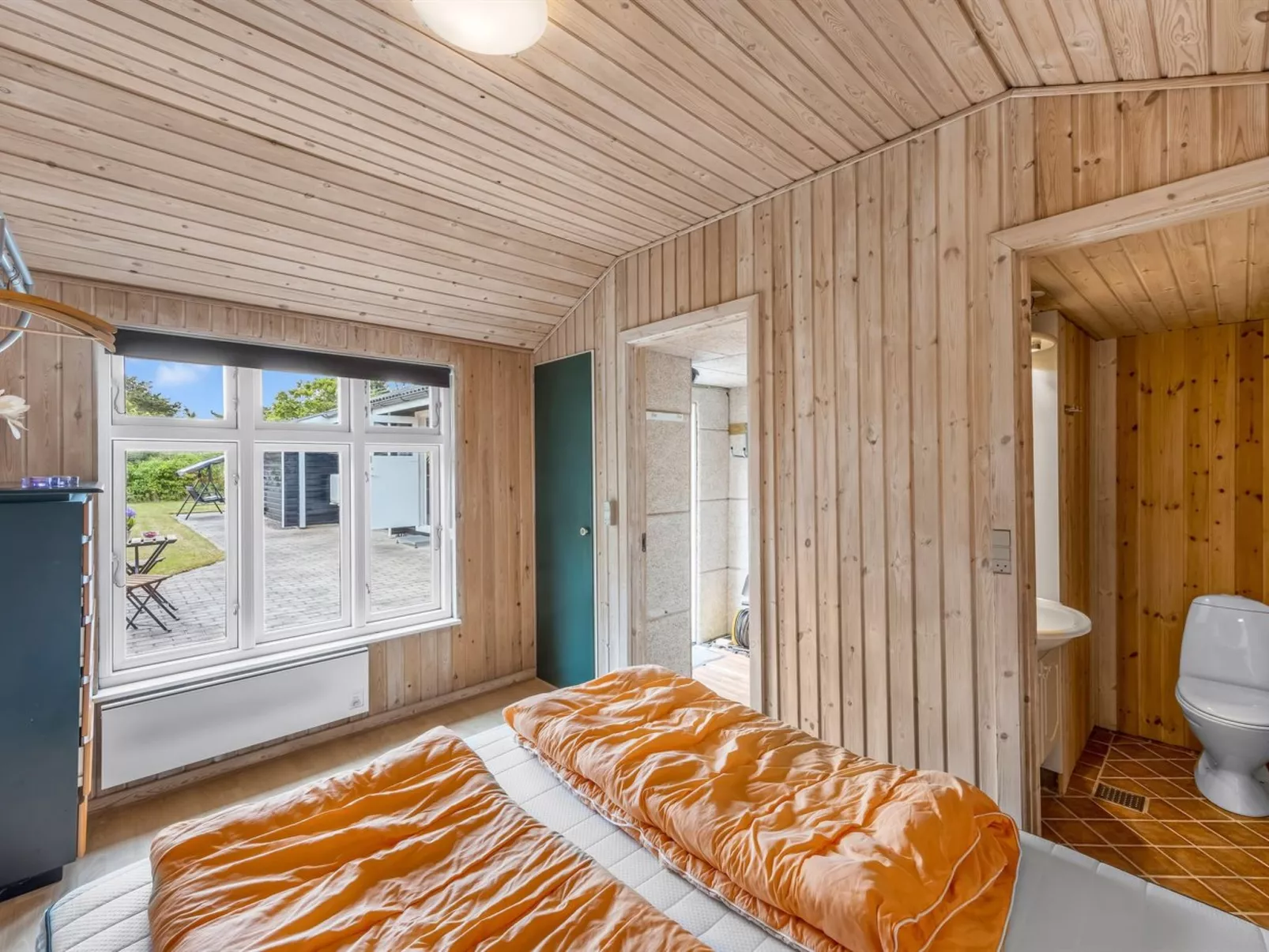 "Blesse" - 500m to the fjord-Drinnen