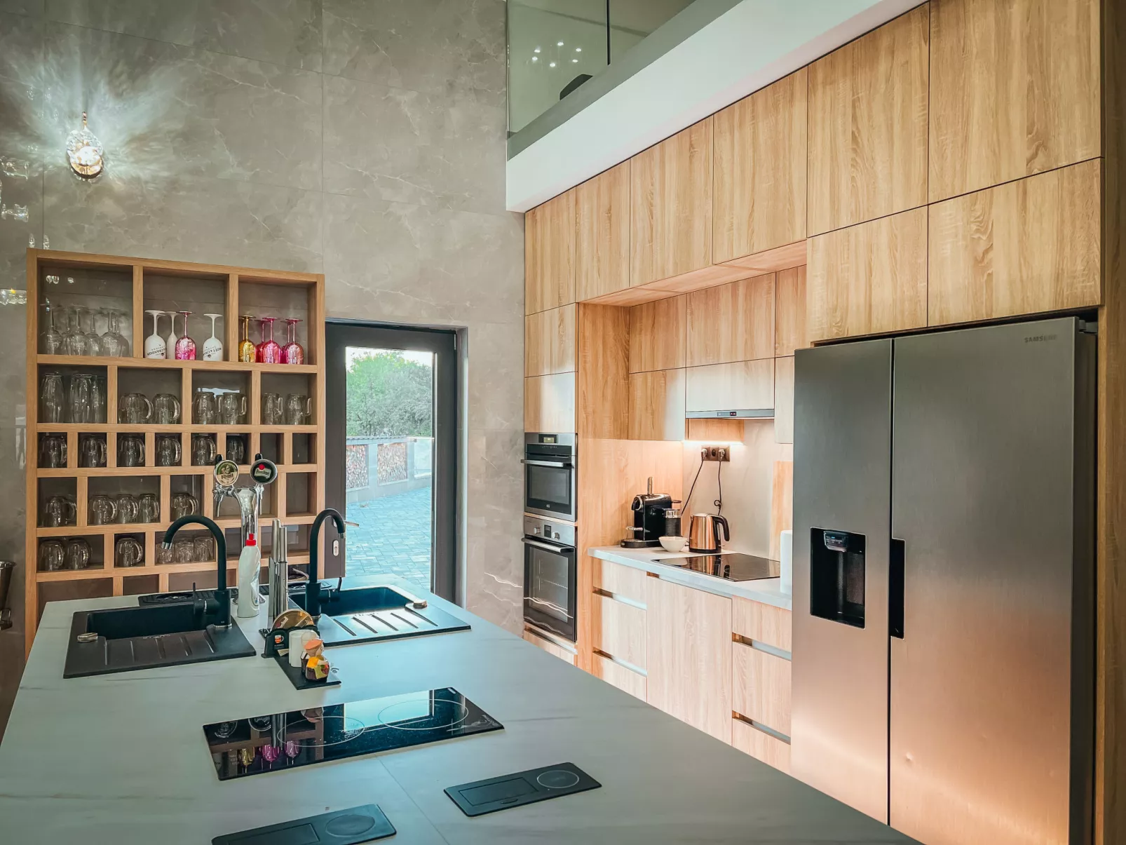 Party & Friends Villa-Drinnen