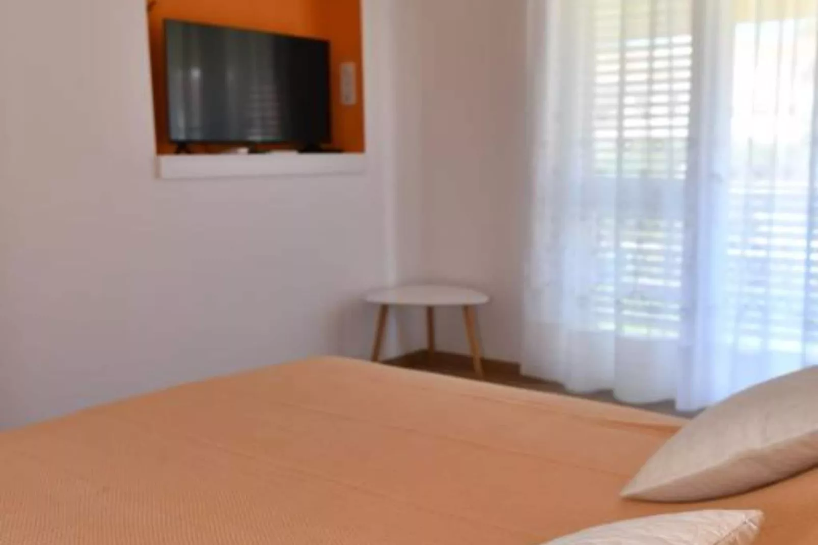 Two Bedroom Apartment with Balcony &  Garden View-Chambre