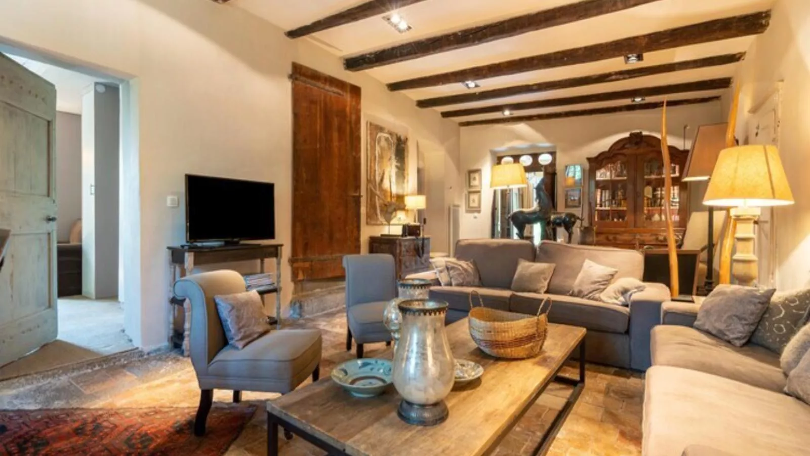 Grenadiers-Living room