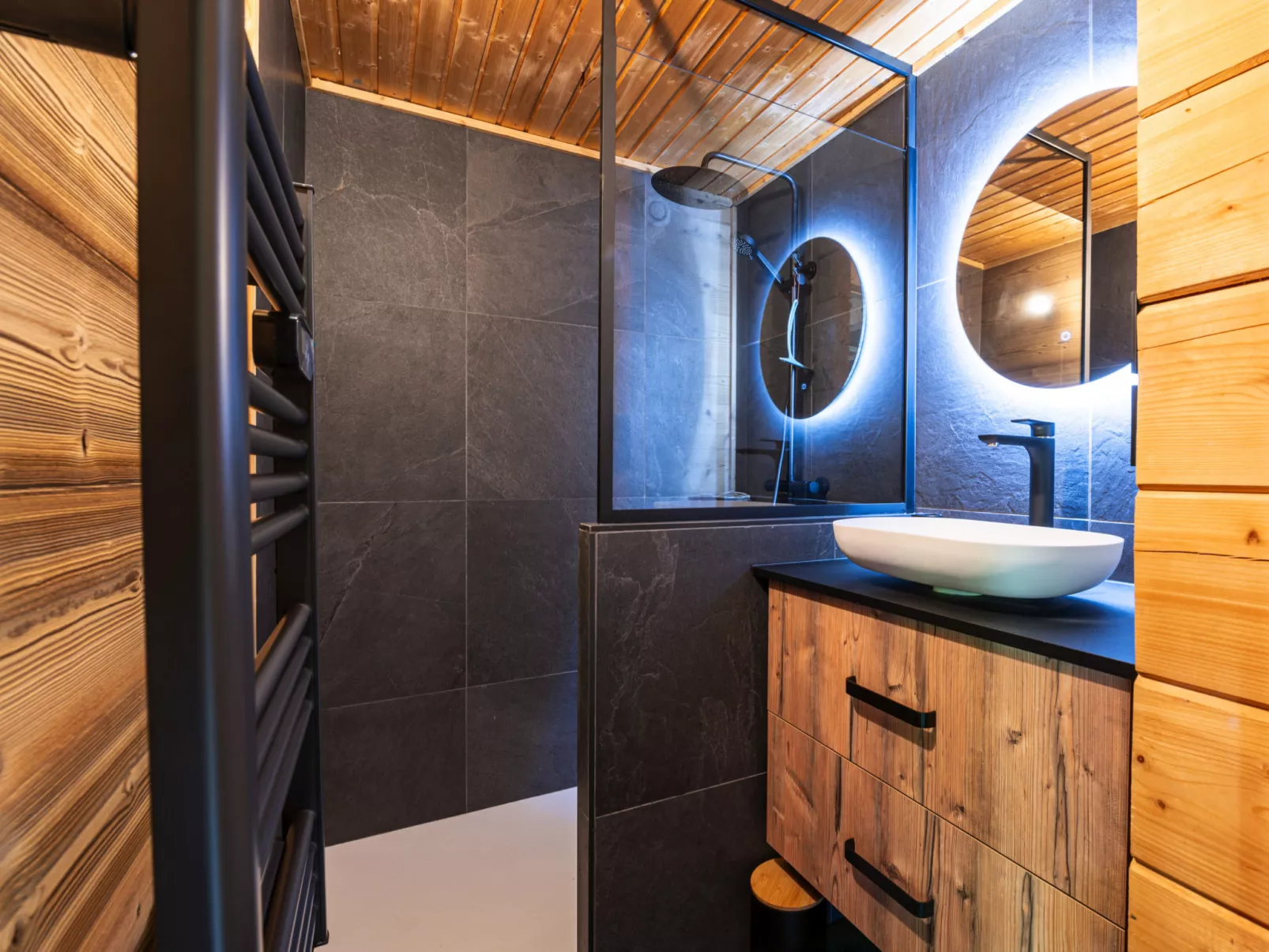 BOIS DE CHAMPELLE-Drinnen