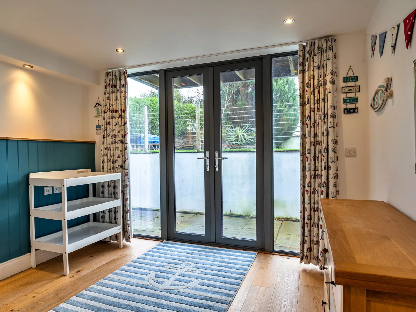 Dingles Cottage-Drinnen