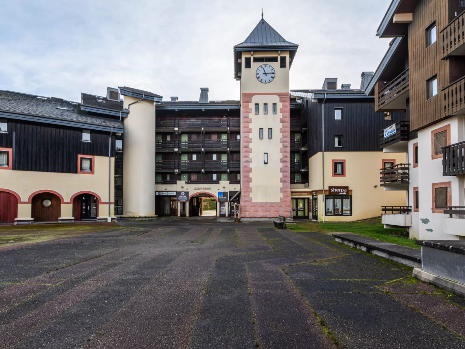 Grand Morillon-Outside