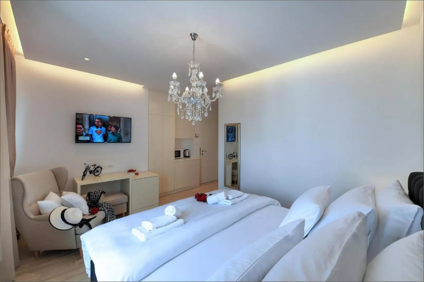 Deluxe Double Room with Double Bed and Balcony (3)-Schlafzimmer