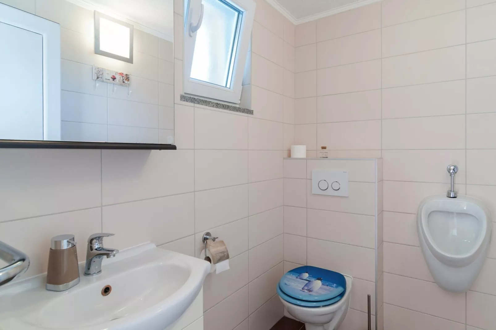 Five-Bedroom Home-Badezimmer