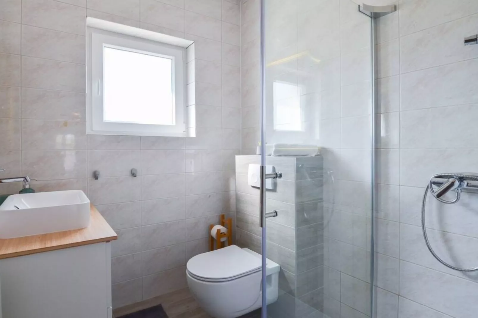 Villa With Pool-Badezimmer