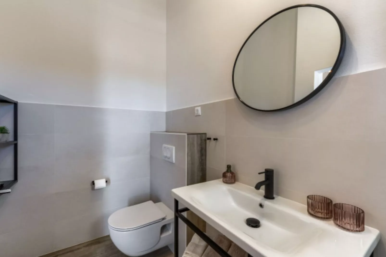 RUSTIC VILLA PEROSA WITH HEATED POOL-Badezimmer