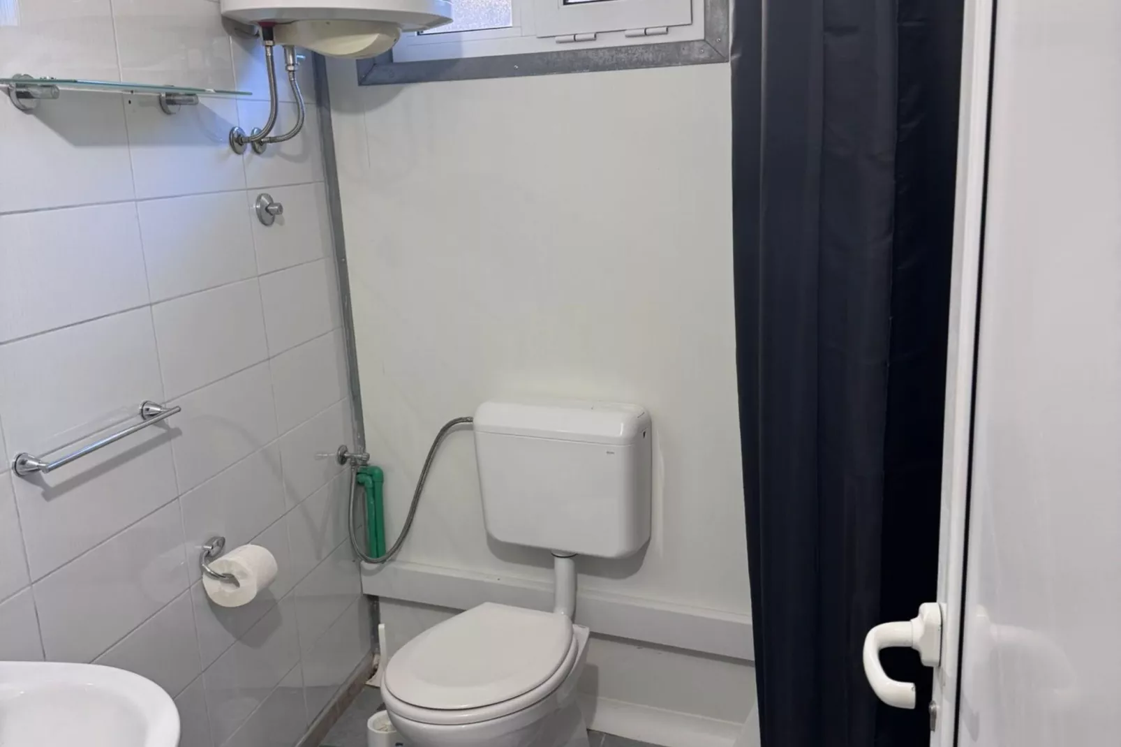 Apartment Centar - Three Bedroom Apartment-Bathroom