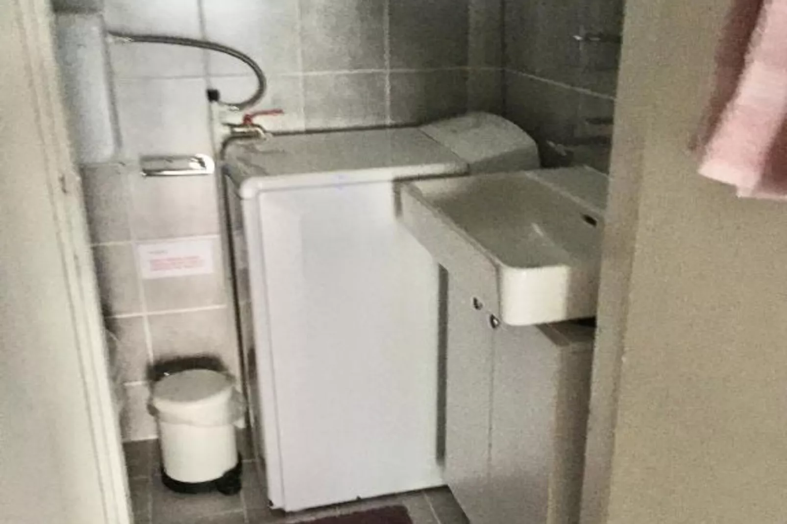 Beach House - 2m from beach - Three Bedroom House-Bathroom