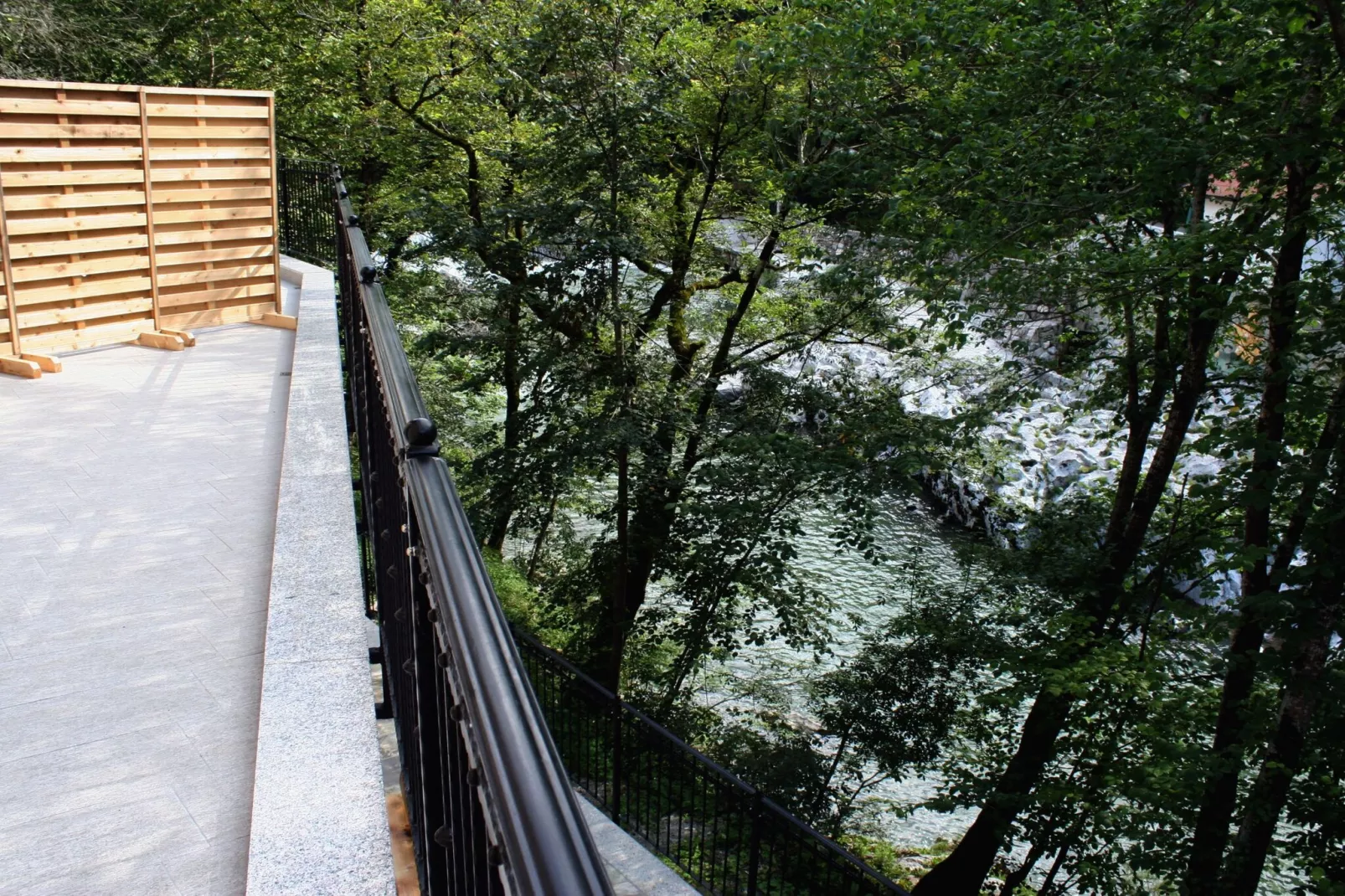 Riverside Rustic Ridge Apartments with Balcony - Three Bedroom Apartment with Balcony-Outdoor