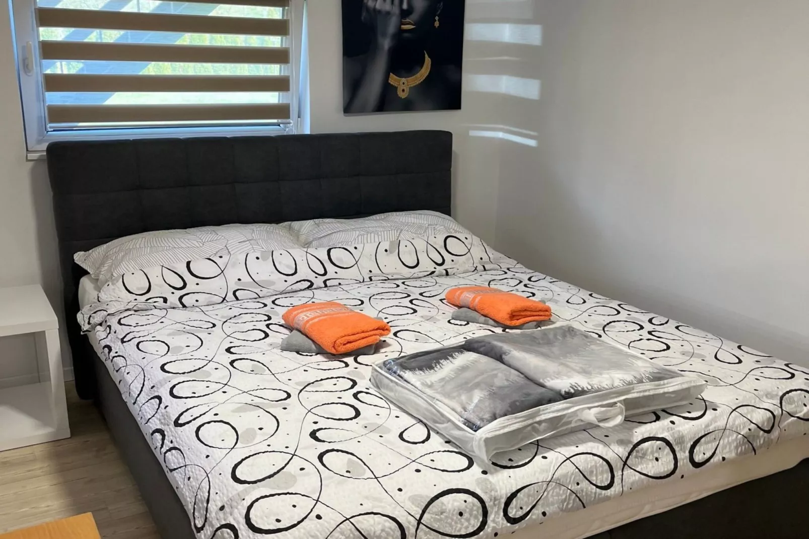 Meadow Tranquil Apartments with Evergreen Garden - Studio Apartment-Bedroom