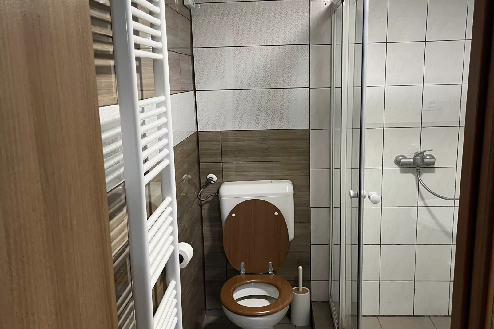 Meadow Tranquil Apartments with Evergreen Garden - One Bedroom Apartment-Bathroom