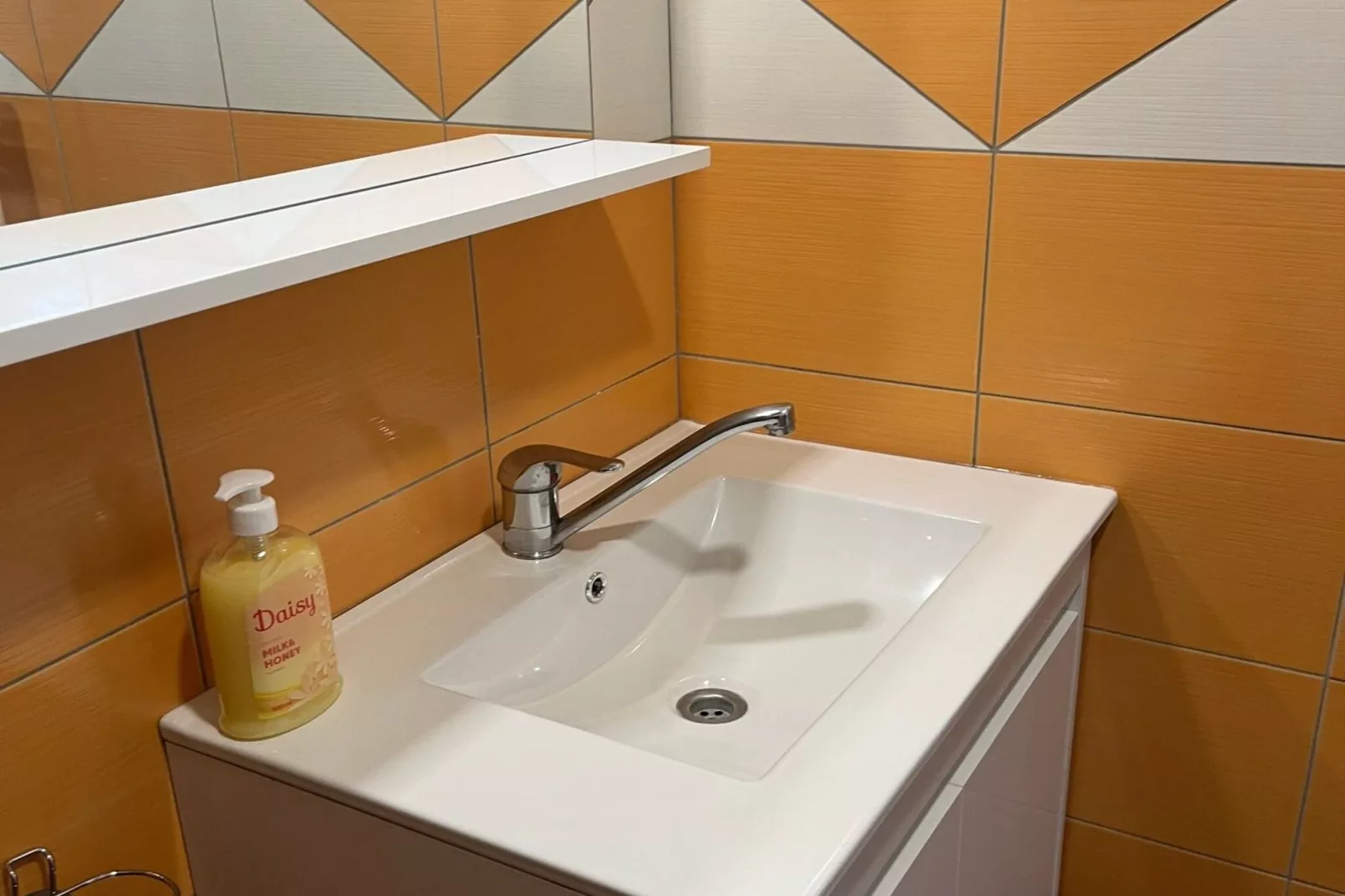 Meadow Tranquil Apartments with Evergreen Garden - Two Bedroom Apartment-Bathroom