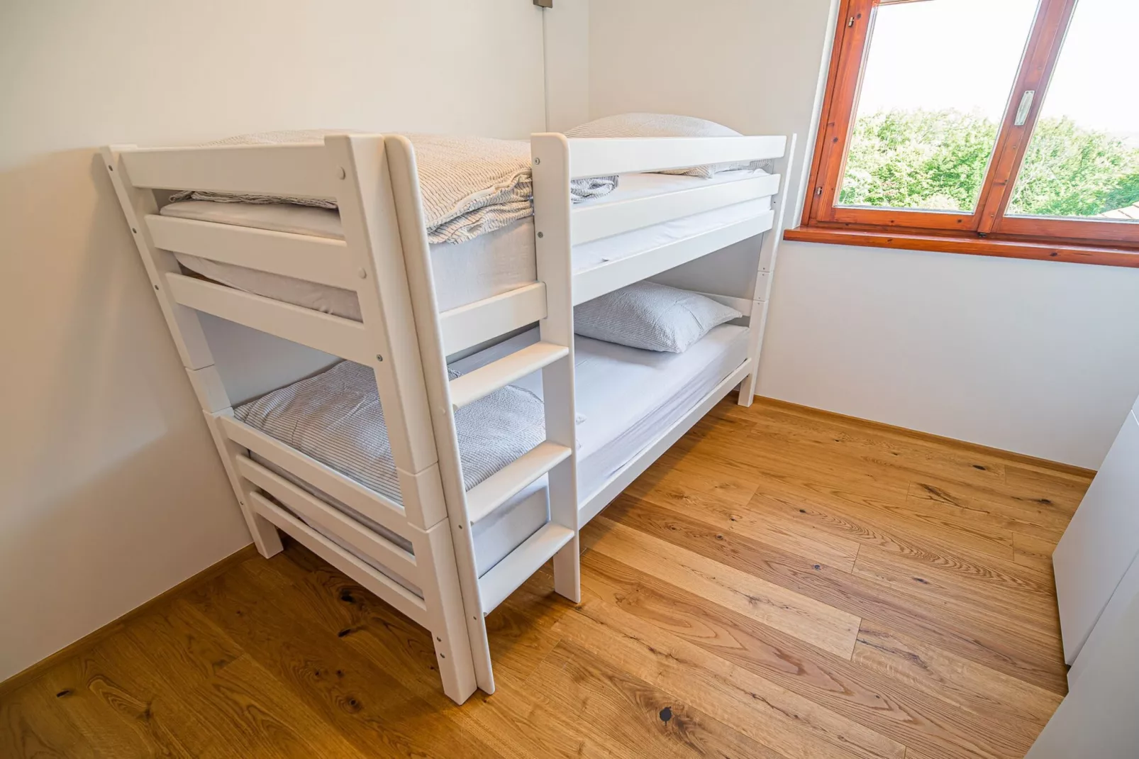 Serene Hollow Holiday Home with Mountain View - Two Bedroom Holiday Home with Mountain View-Chambre