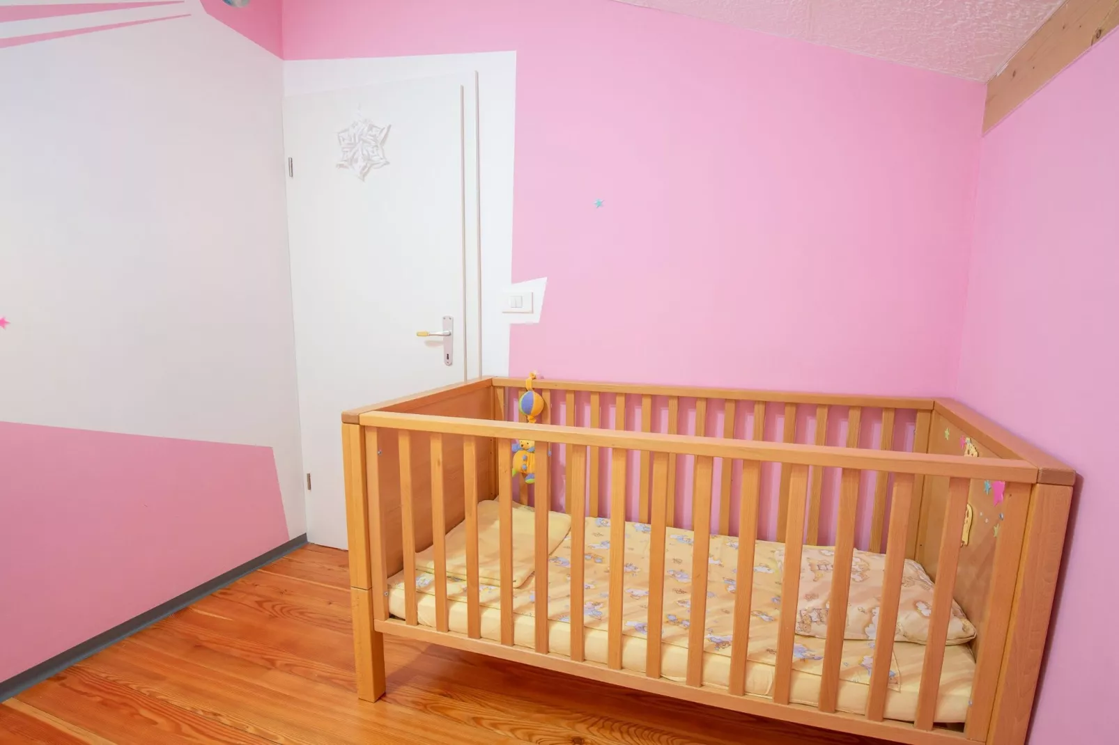 Family-Friendly Serene Retreat Holiday Home - Four Bedroom Holiday Home  with Terrace-Chambre