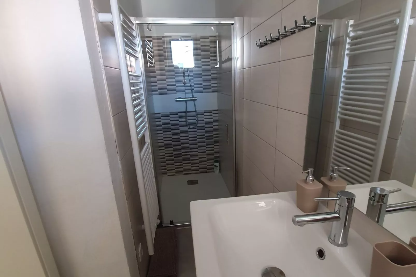 Komen Getaway Holiday Home with Balcony - Four Bedroom Holiday Home with Balcony-Badezimmer