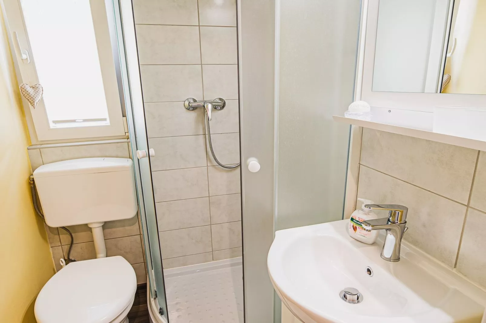 Enchanting Rural Apartment with Terrace - Studio Apartment with Terrace-Bathroom