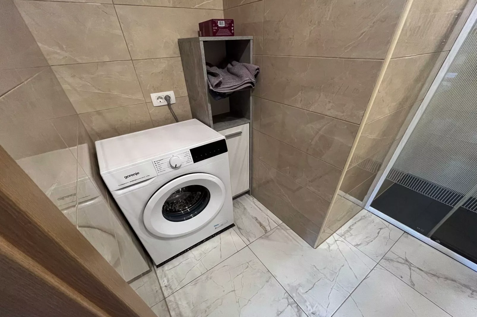 Delightful Cozy Riverside Apartment - One Bedroom Apartment with Terrace-Badezimmer