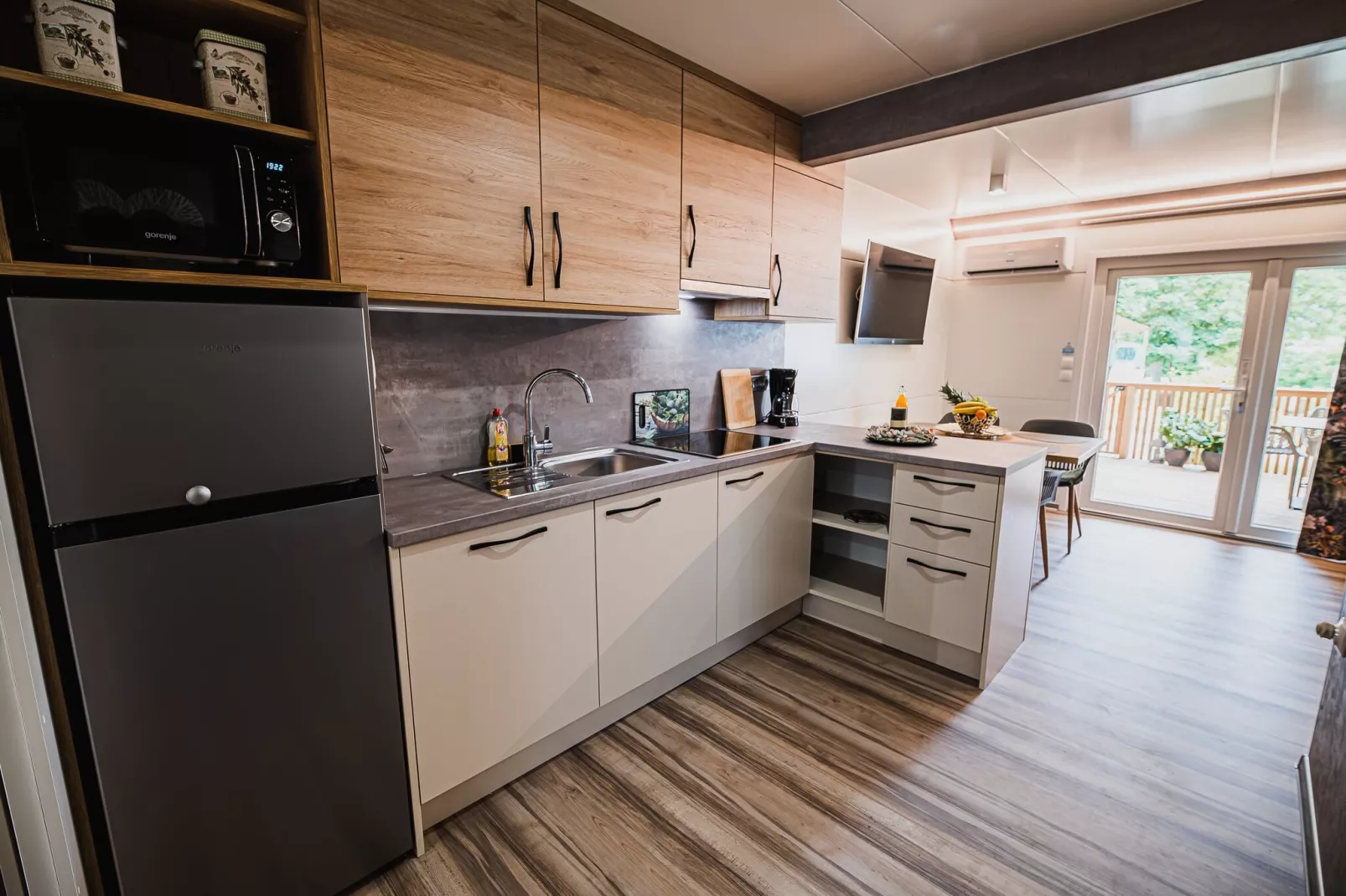 Lake Serenity Premium Mobile Homes with Thermal Riviera Tickets - Twho Bedroom Mobile Home 15\/013-Kitchen