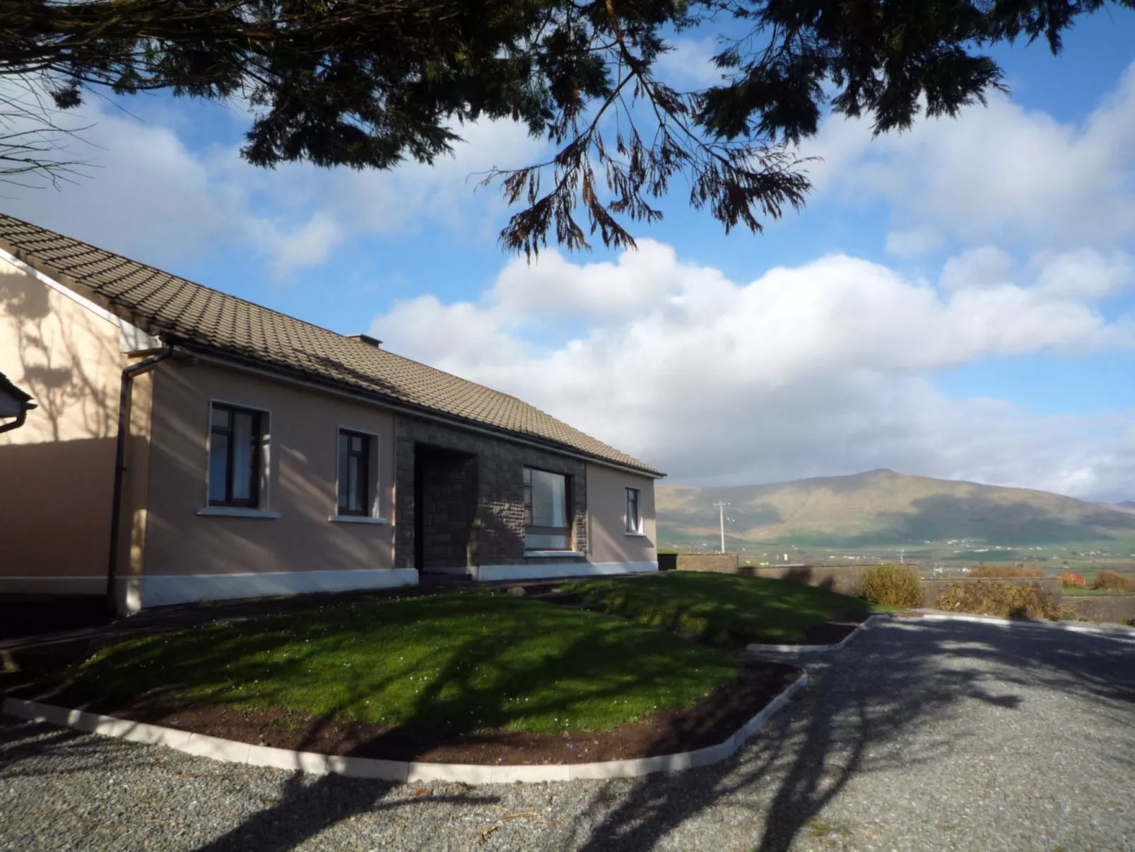 Dingle Bay View (TR2)-Draußen