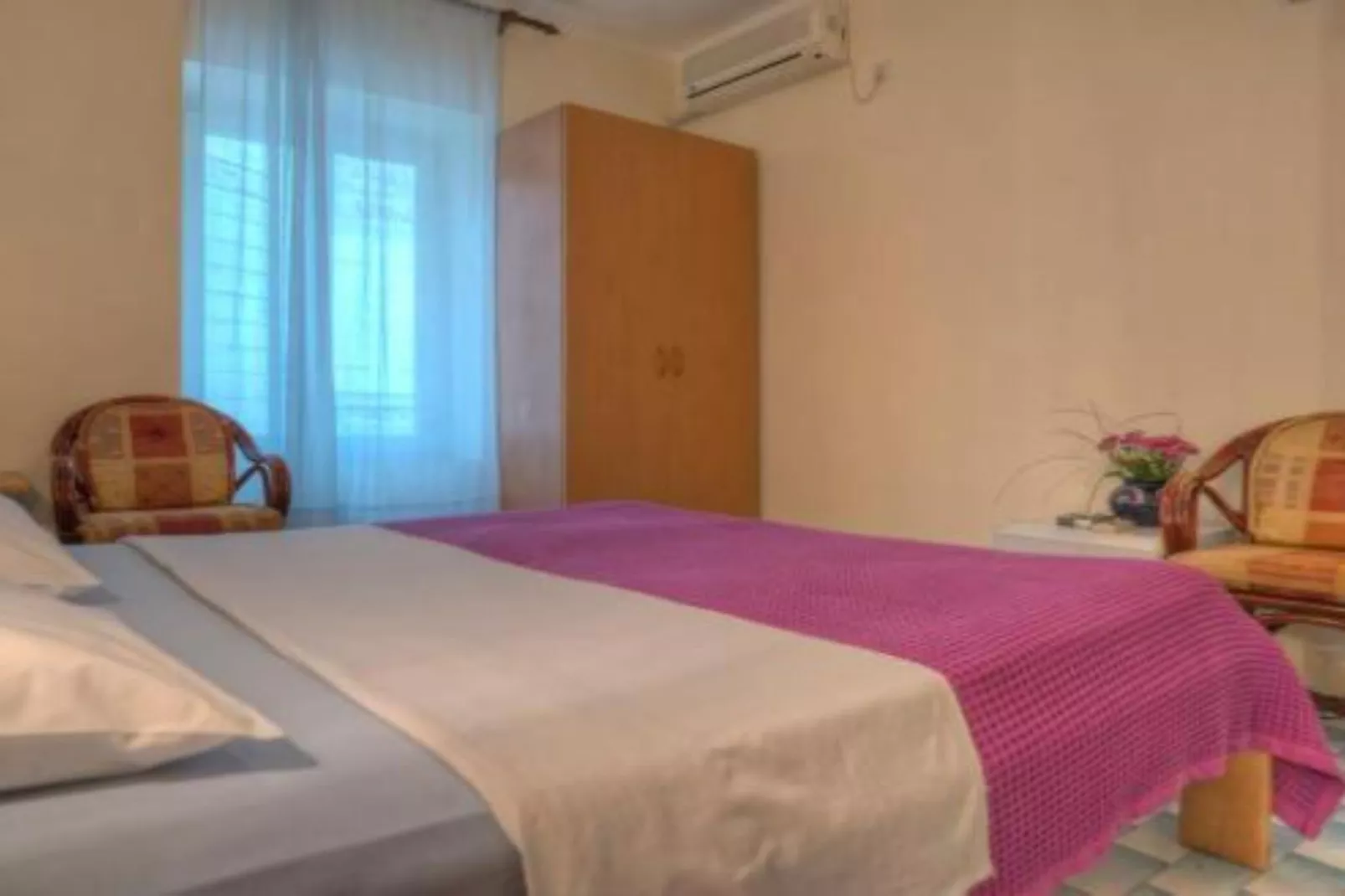 Quaint & Affordable Stay in Budva Traditional Stone House - Family Room 2-Schlafzimmer