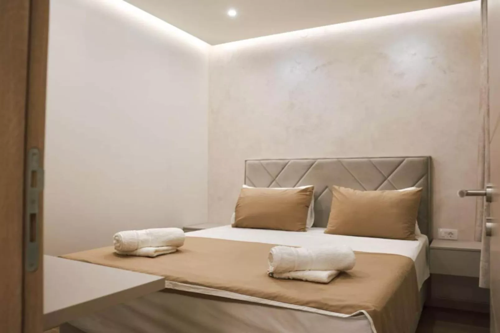 Stylish Apartment with Modern Elegance in Herceg Novi Area - Deluxe One Bedroom Apartment with Balcony-Schlafzimmer