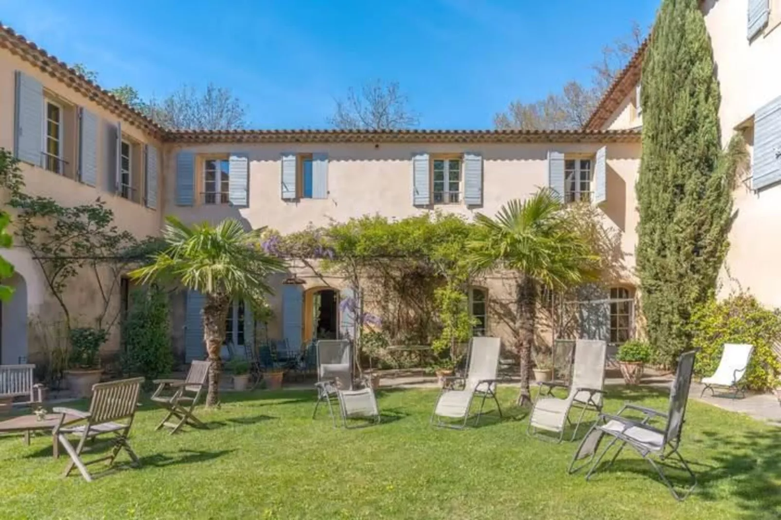 Mas de Corinne-Exterior in summer