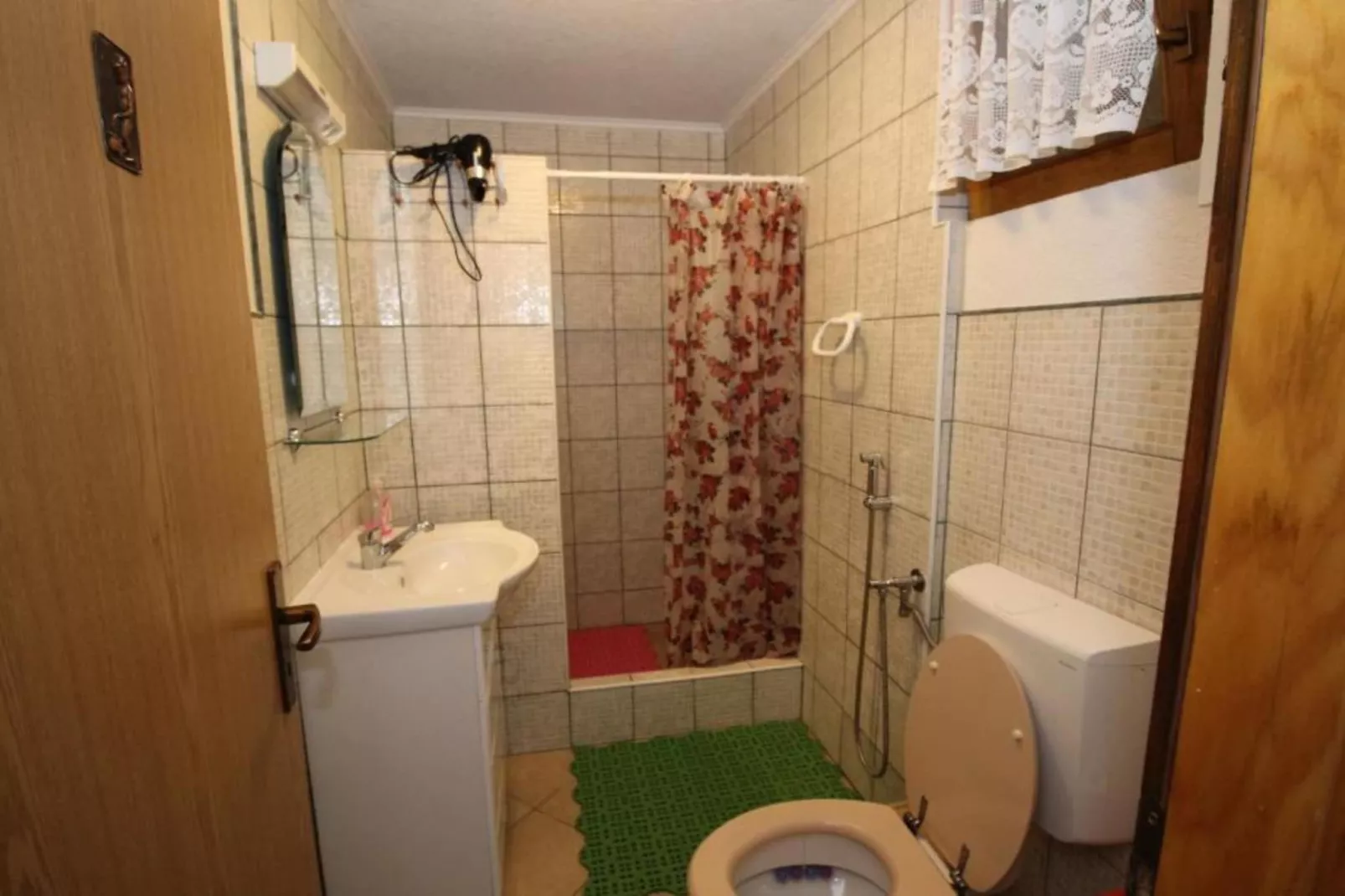 Four bedroom home with river view-Badezimmer