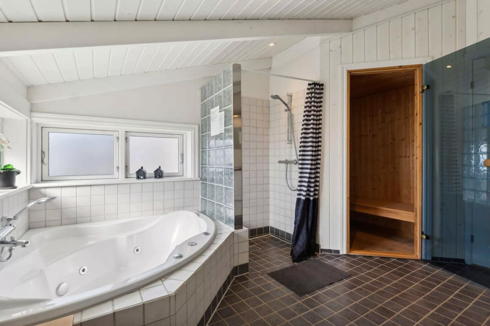 5 Sterne Ferienhaus in Haderslev-Wellnessbereich