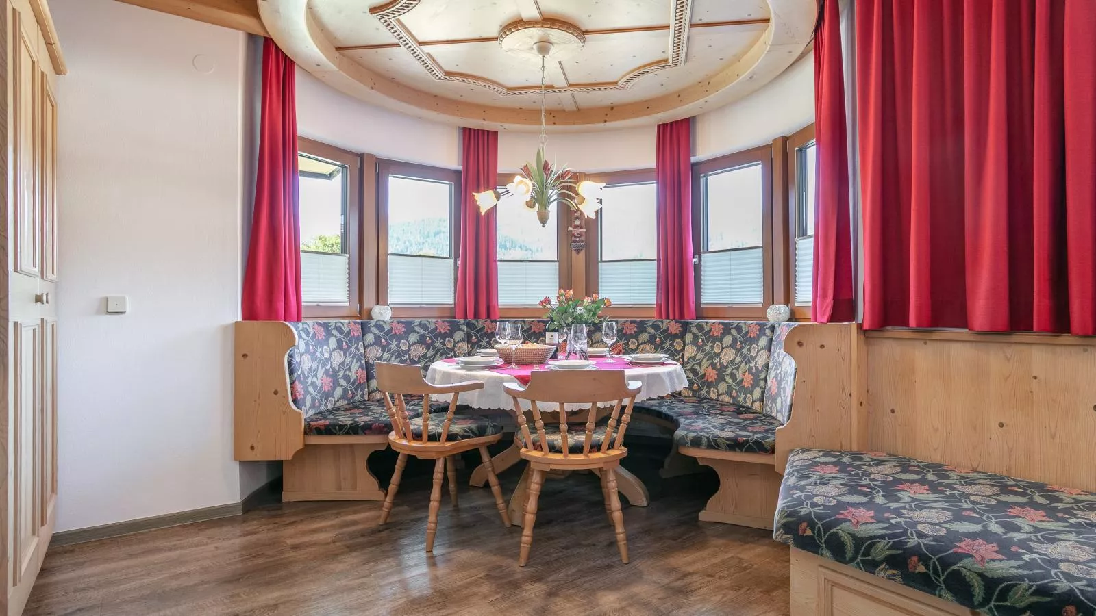 Landhaus Marchfeld Top 1  Top 2 Top 3-Dining room