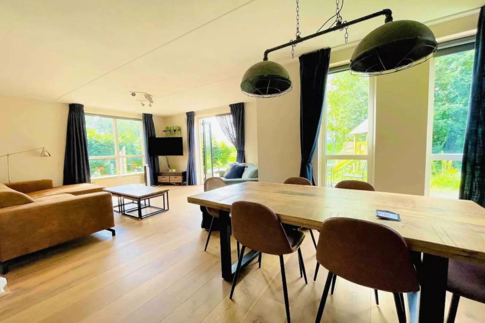 6 - Person Forest Pet & Family Bungalow-Esszimmer