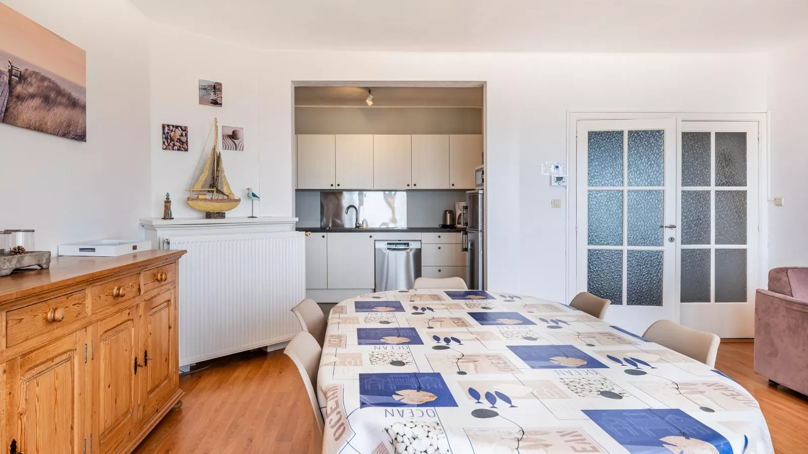 Nepto troisième-Dining room