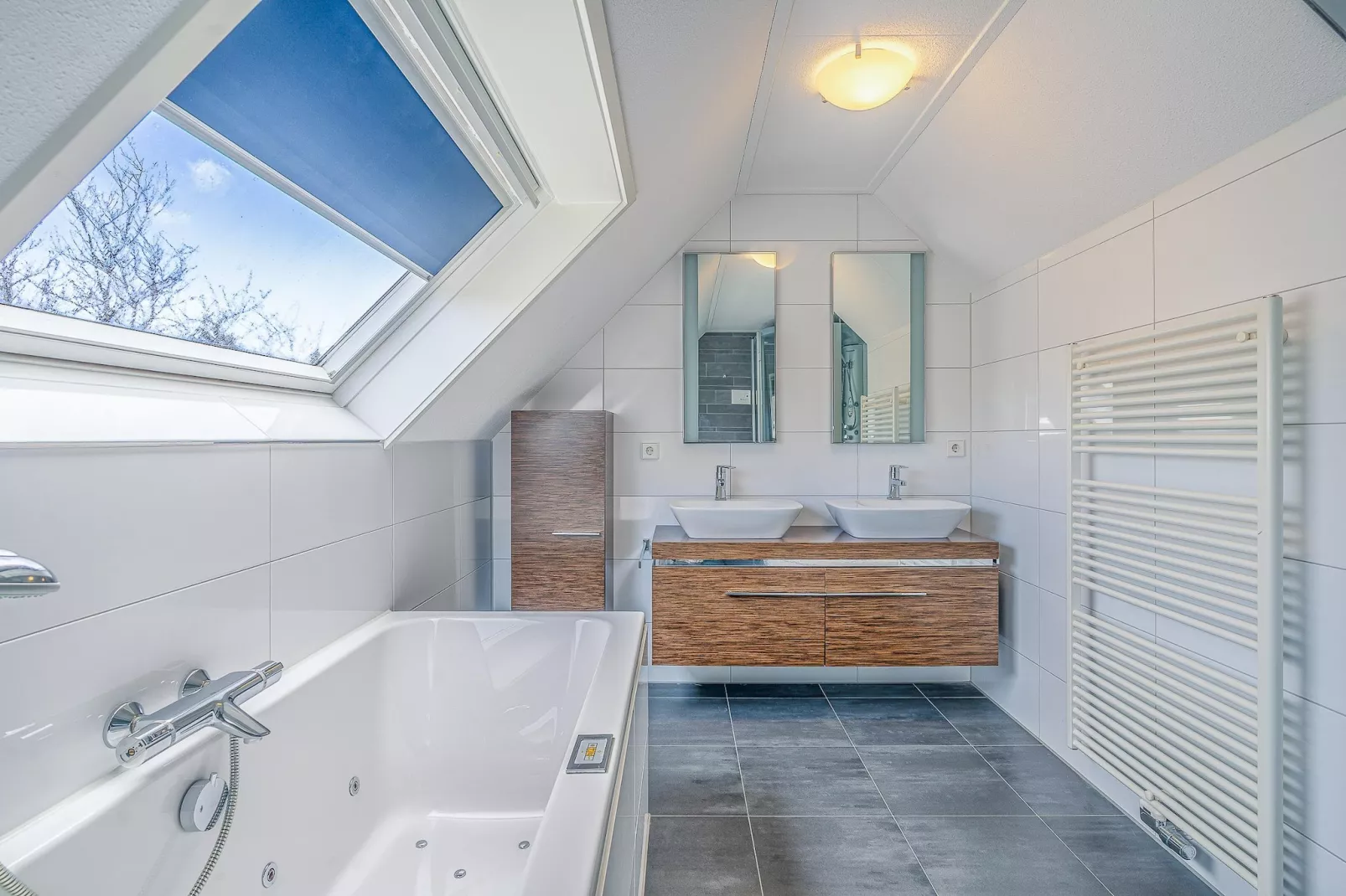 Kamperfoelie 55-Bathroom