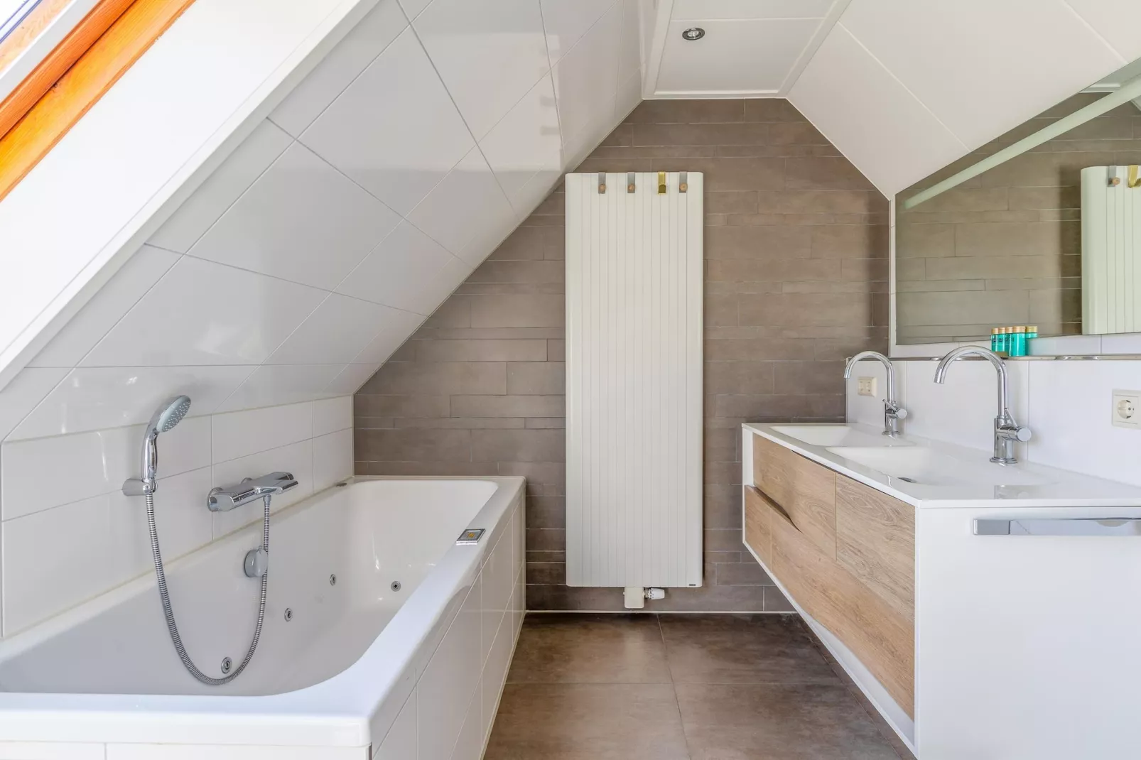 Kamperfoelie 63-Piscine