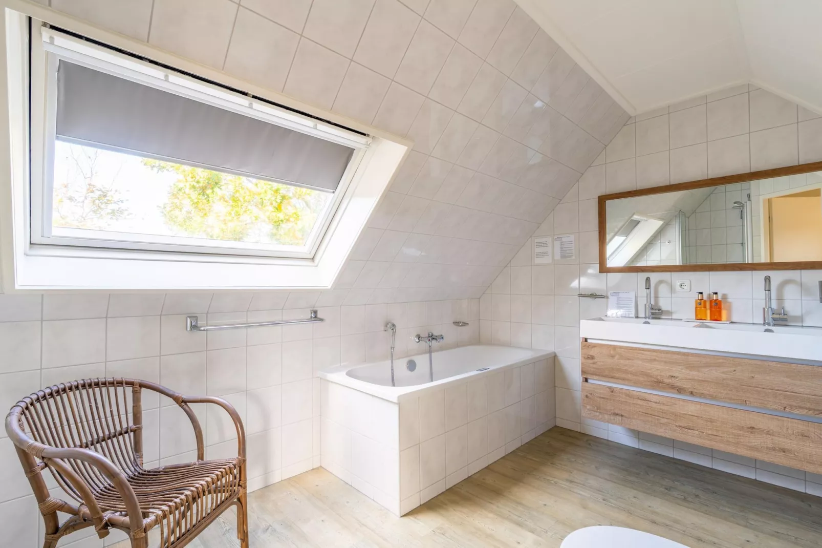 Kamperfoelie 57-Bathroom