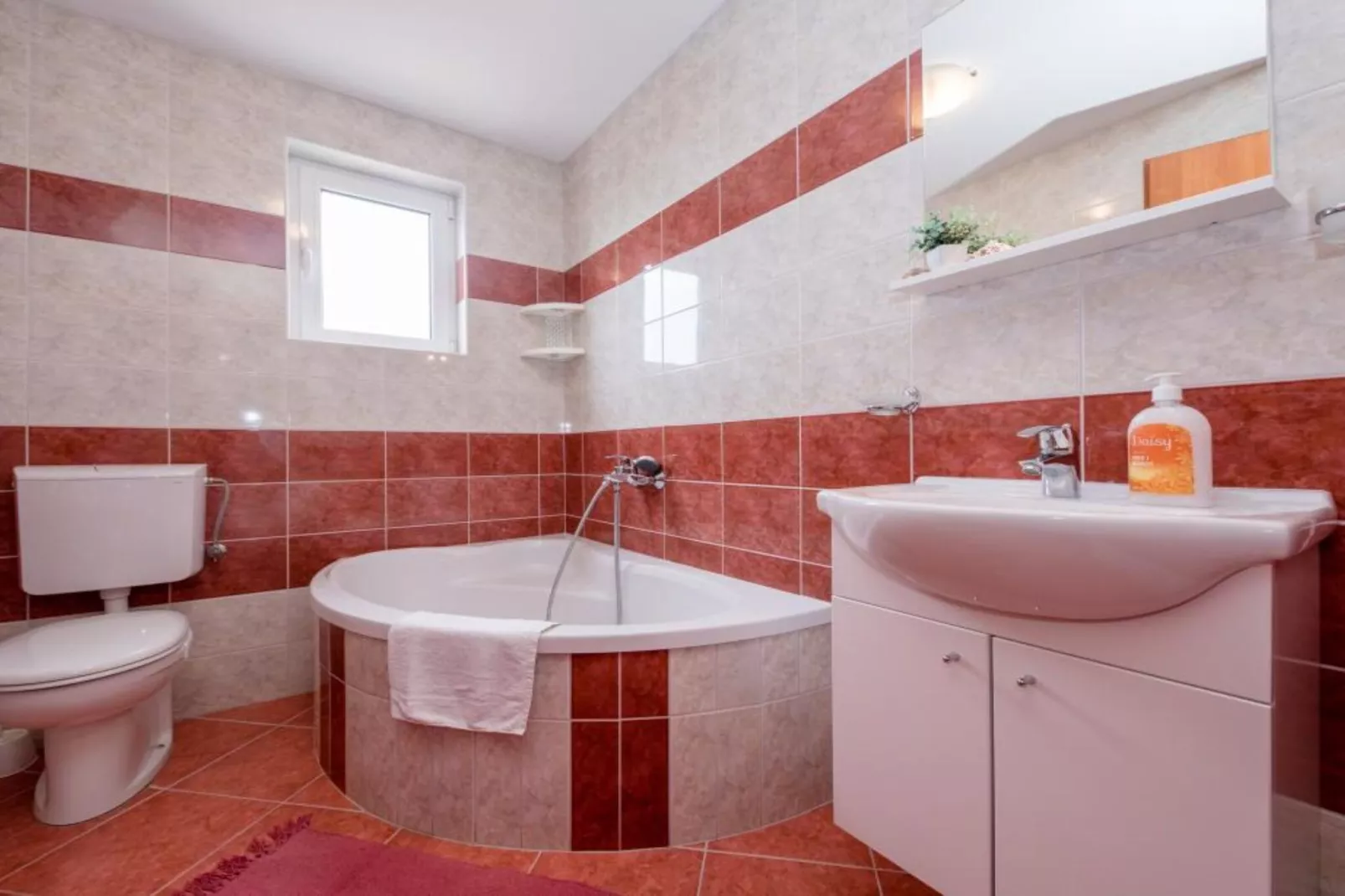 Three Bedroom Apartment with Terrace 2-Bathroom