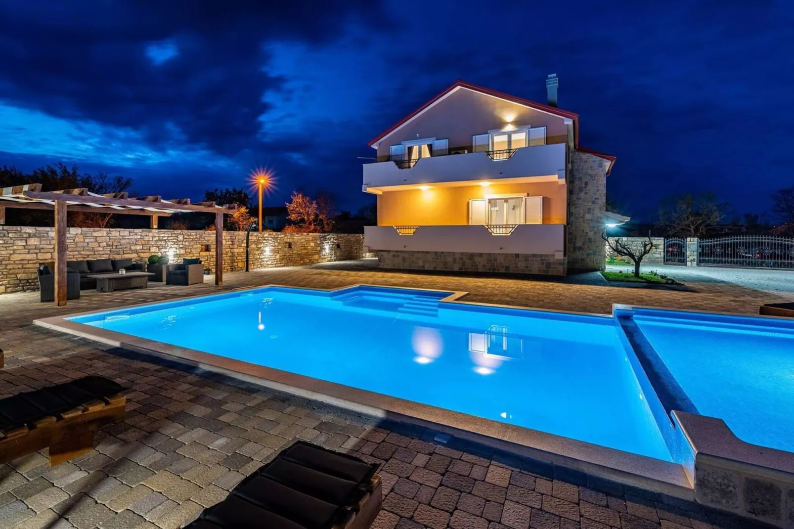 Luxury Villa Escape-Swimming pool